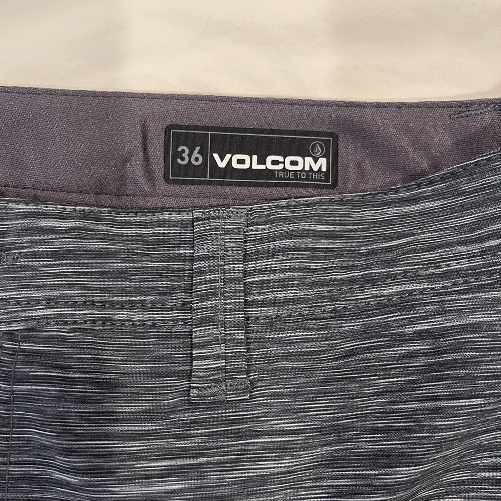 Volcom shorts - Picture 3 of 4